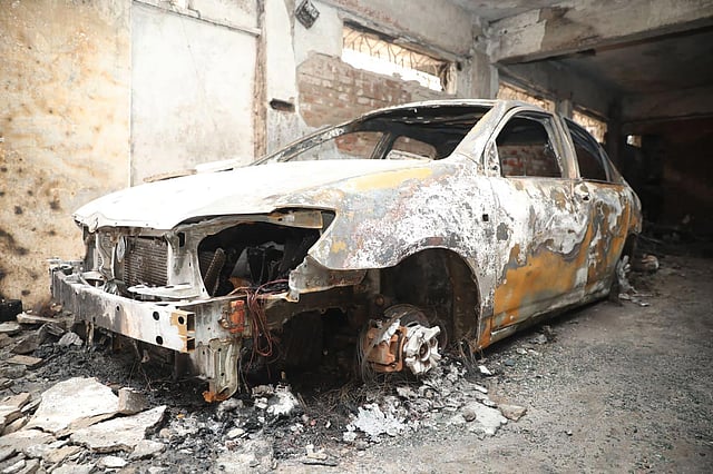 আগুনে ক্ষতিগ্রস্ত গ্যারেজে রাখা গাড়ি। ছবি: আবদুস সালাম