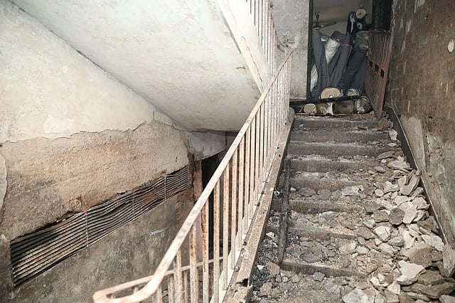 ভবনের আস্তর খসে পড়েছে সিঁড়ির ওপর। ছবি: আবদুস সালাম