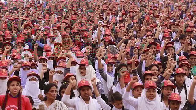 মুক্তিযুদ্ধ জাদুঘর আয়োজিত ঢাকা বিশ্ববিদ্যালয়ের কেন্দ্রীয় খেলার মাঠে ‘মুক্তির উৎসব’ শীর্ষক অনুষ্ঠানে শিশু-কিশোরেরা। ছবি: শুভ্র কান্তি দাশ