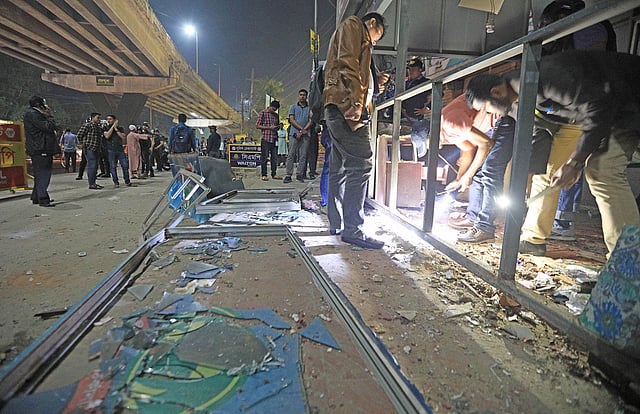 বিস্ফোরণের পুলিশ বক্স বিধ্বস্ত হয়েছে। চট্টগ্রাম, ২৮ ফেব্রুয়ারি। ছবি: জুয়েল শীল