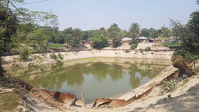 প্রকল্পের কাজ শেষ না হতেই মাছ চাষ, অযত্ন, অবহেলা ও তদারকির অভাবে দূষিত হয়ে পড়ছে পুকুরের পানি। কল্যাণপুর, শ্রীপুর, মাগুরা। ছবি: প্রথম আলো
