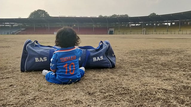 টেন্ডুলকারের ১০ নম্বর জার্সি পরে শ্রেষ্ঠ মেহতা। ছবি: শচীন টেন্ডুলকারের টুইটার পেজ