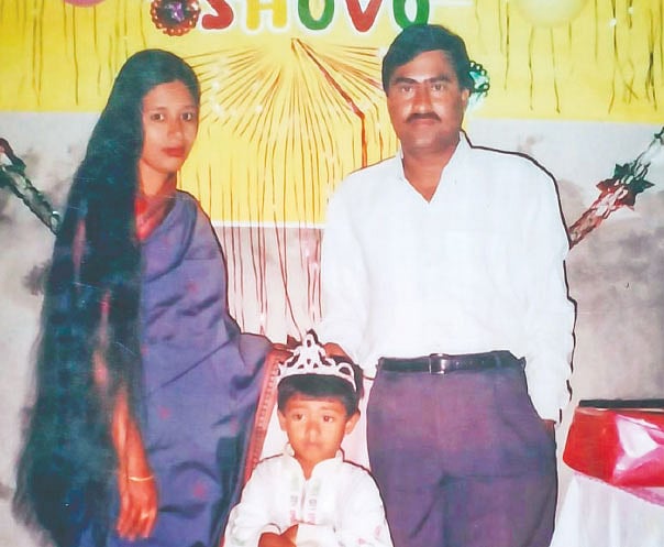 জন্মদিনে মা–বাবার সঙ্গে ছোট্ট সাখাওয়াত। ছবি: সংগৃহীত