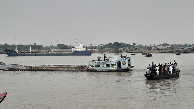 রূপসা নদী পেরিয়ে ওপারে পিঠাভোগ গ্রামে। ছবি: লেখক