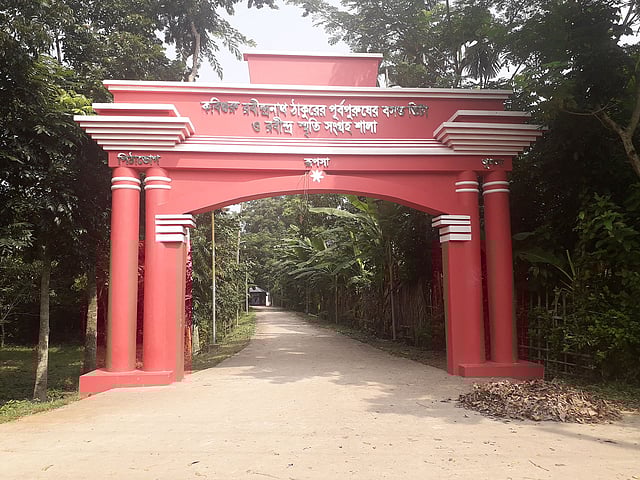 জোড়াসাঁকোর আদলে পিঠাভোগে রবীন্দ্র তোরণ। ছবি: লেখক