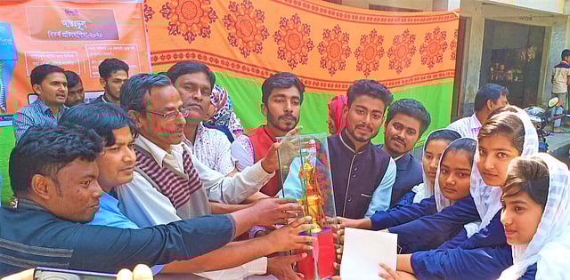 চুয়াডাঙ্গায় আন্তস্কুল বিতর্ক প্রতিযোগিতায় জয়ীদের শিরোপা তুলে দিচ্ছেন অতিথিরা। ছবি: সংগৃহীত