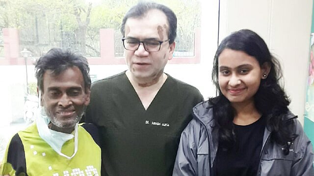 বাবা ও চিকিৎসকের সঙ্গে উর্মি। ছবি: সংগৃহীত