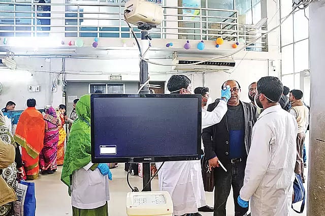 আন্তর্জাতিক ইমিগ্রেশন চেকপোস্টে দীর্ঘদিন ধরে নষ্ট হয়ে আছে থার্মাল স্ক্যানার মেশিনটি। শুধু থার্মোমিটার ও স্টেথোস্কোপ দিয়ে চলছে করোনাভাইরাস শনাক্তকরণ পরীক্ষা। বেনাপোল, যশোর, ৭ ফেব্রুয়ারি। ছবি: এহসান-উদ-দৌলা