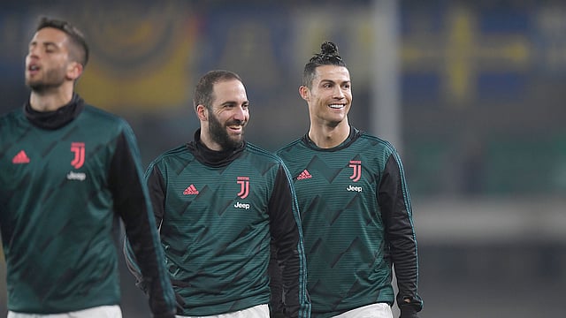 রোনালদোর সঙ্গে আর কত দিন দেখা যাবে হিগুয়েইনকে? ছবি: রয়টার্স