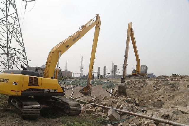 সাংসদ আসলামুল হকের বাধা উপেক্ষা করে উচ্ছেদ অভিযান চালিয়ে যাচ্ছে বিআইডব্লিউটিএ। বছিলা, ঢাকা, ৪ মার্চ। ছবি: সাজিদ হোসেন