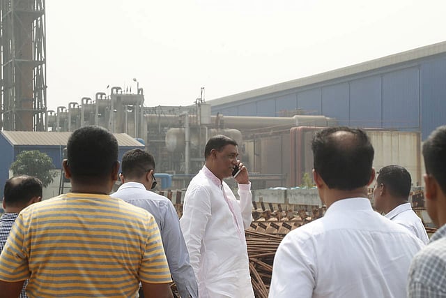 বুড়িগঙ্গার তীরে বিআইডব্লিউটিএর উচ্ছেদ অভিযানে বাধা দিতে আজ বুধবার সকালে দলবল নিয়ে সেখানে যান ঢাকা-১৪ আসনের সরকারদলীয় সংসদ সদস্য আসলামুল হক। বছিলা, ঢাকা, ৪ মার্চ। ছবি: সাজিদ হোসেন