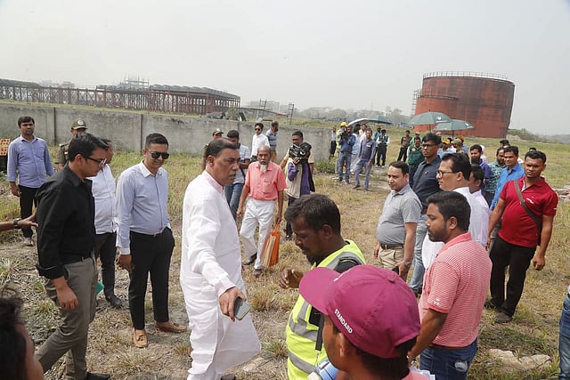 বুড়িগঙ্গার তীরে বিআইডব্লিউটিএর উচ্ছেদ অভিযানে বাধা দিতে আজ বুধবার সকালে দলবল নিয়ে সেখানে যান ঢাকা-১৪ আসনের সরকারদলীয় সংসদ সদস্য আসলামুল হক। বছিলা, ঢাকা, ৪ মার্চ। ছবি: সাজিদ হোসেন