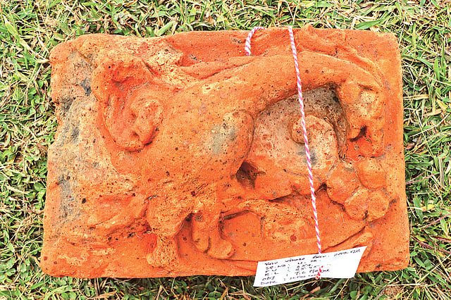 খননে বেরিয়ে আসা অলংকৃত ইট।