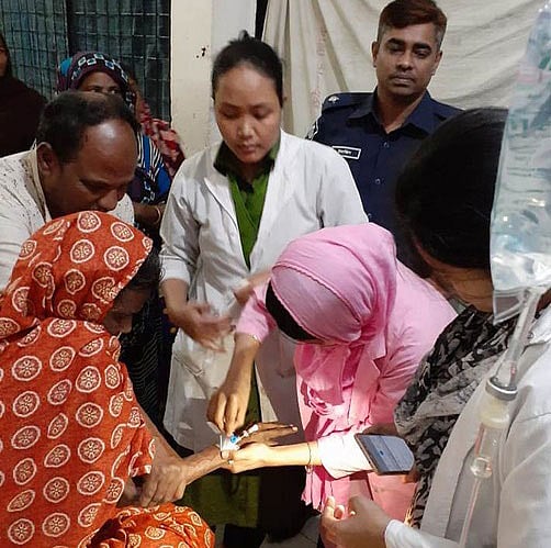 হাসপাতালের বেডে চিকিৎসা চলছে হাবিবুন নেছার। গতকাল মৌলভীবাজারের বড়লেখা উপজেলা স্বাস্থ্য কমপ্লেক্সে। প্রথম আলো