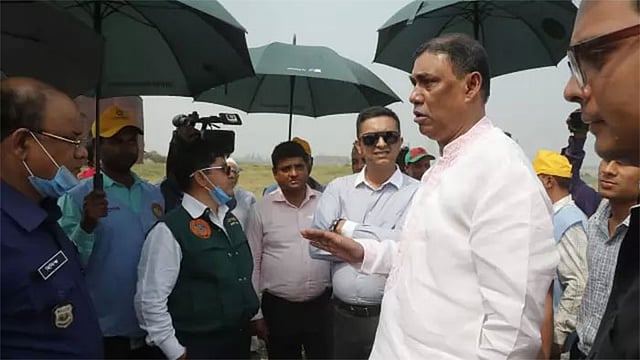 বুড়িগঙ্গার তীরে বিআইডব্লিউটিএর উচ্ছেদ অভিযানে বাধা দিতে বুধবার সকালে দলবল নিয়ে সেখানে যান ঢাকা-১৪ আসনে সরকারদলীয় সাংসদ আসলামুল হক। বছিলা, ঢাকা, ৪ মার্চ। ছবি: সাজিদ হোসেন