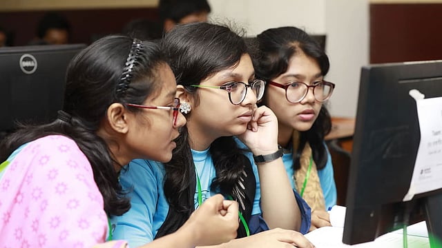 কী করা যায়, চলছে তা নিয়েই সলাপরামর্শ। ছবি: শুভ্র কান্তি দাশ