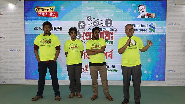 এ বছর ইন্টারন্যাশনাল কলেজিয়েট প্রোগ্রামিং প্রতিযোগিতার (আইসিপিসি) ওয়ার্ল্ড ফাইনালের জন্য নির্বাচিত বাংলাদেশ প্রকৌশল বিশ্ববিদ্যালয়ের বুয়েট হেলবেন্ট দলের সদস্যদের সঙ্গে প্রথম আলোর যুব কার্যক্রমের প্রধান মুনির হাসান। ছবি: শুভ্র কান্তি দাশ