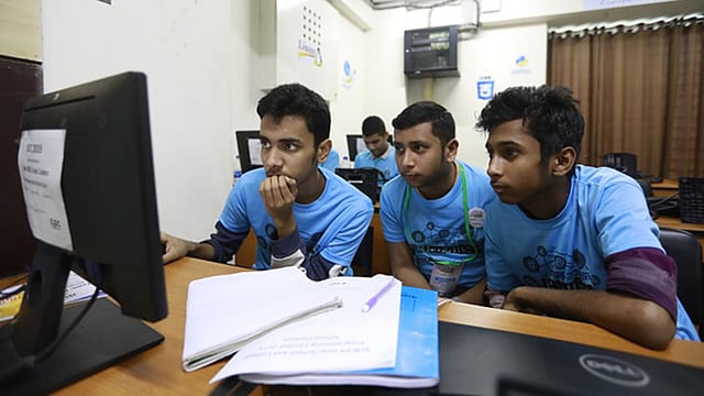 স্ট্যান্ডার্ড চার্টার্ড ব্যাংক-প্রথম আলো আন্তস্কুল ও কলেজ জাতীয় প্রোগ্রামিং প্রতিযোগিতা শুরু হয়েছে আজ। ছবি: শুভ্র কান্তি দাশ