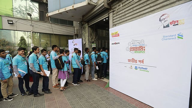 জাতীয় প্রোগ্রামিং প্রতিযোগিতায় সারিবদ্ধভাবে ঢুকছে শিক্ষার্থীরা। ছবি: শুভ্র কান্তি দাশ