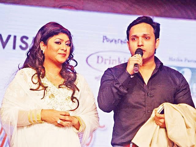 স্বামী অনীক মাহমুদের সঙ্গে শাবনূর। ছবি-সংগৃহীত