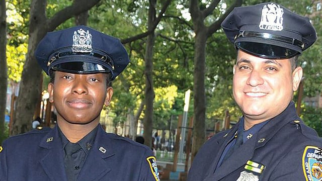 সহকর্মীর সঙ্গে নিউইয়র্ক পুলিশের কর্মকর্তা হেনরি ভিদাল (ডানে)।