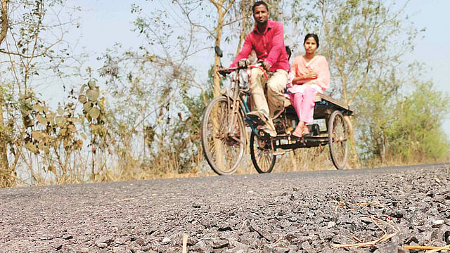 নাটোরের সিংড়া উপজেলার বোয়ালিয়া-বামিহাল রাস্তা সংস্কারের পর উঠে যাচ্ছে পাথর। ছবি: প্রথম আলো