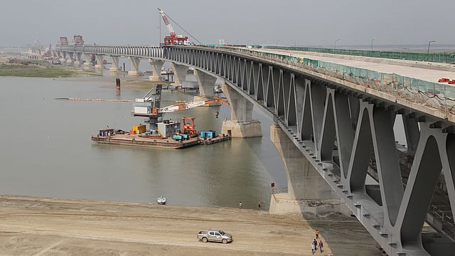 মূল নদীর ওপর কাজ চলা সেতুর অংশ। ছবি: জিয়া ইসলাম