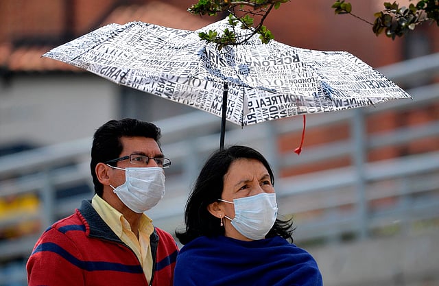সংক্রমণ ঠেকাতে জনসমাগমের ওপর নিষেধাজ্ঞা দেওয়া হচ্ছে, যা প্রভাব ফেলছে অর্থনৈতিক উৎপাদনে। ছবি: এএফপি