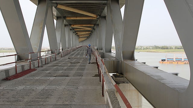 কাজ চলা সেতুর রেল চলাচলের অংশ। ছবি: জিয়া ইসলাম