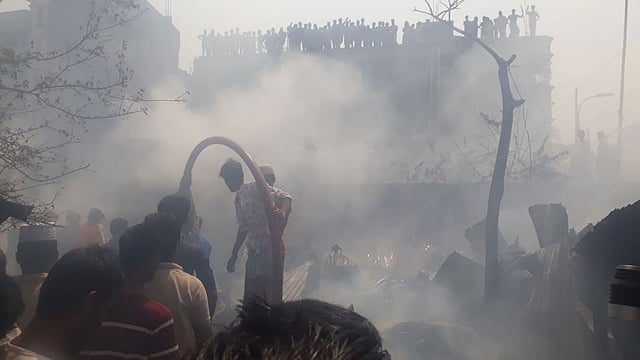 রাজধানীতে যাত্রাবাড়ীর গোবিন্দপুরে আগুনে ৪০ থেকে ৫০ টি ঘর পুড়ে ছাই। ছবি: আসাদুজ্জামান