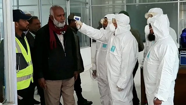 মোংলা বন্দরের জেটিতে প্রবেশ এবং বের হওয়ার সময় বহনযোগ্য থার্মাল স্ক্যানার দিয়ে পরীক্ষা করা হচ্ছে। সম্প্রতি তোলা ছবি। প্রতিনিধি, মোংলা, বাগেরহাট