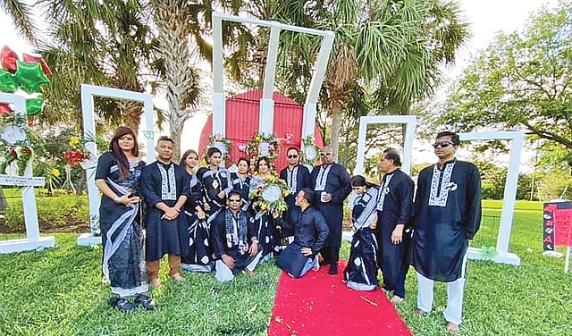 শহীদ দিবসের অনুষ্ঠানে অস্থায়ী বেদি নির্মাণ করে ফুল দিয়ে শ্রদ্ধা জানান প্রবাসী বাংলাদেশিরা