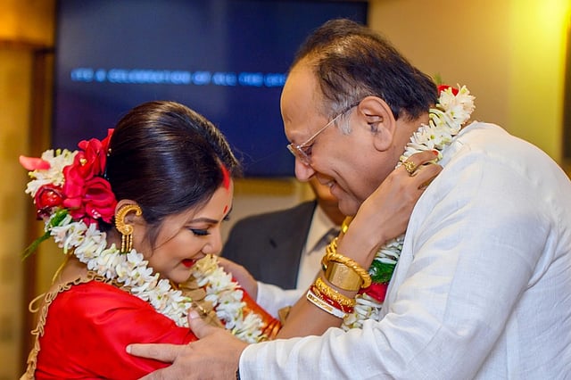 বিয়ের অনুষ্ঠানে দীপঙ্কর দে ও দোলন রায়। ছবি: ওয়েডিং এক্সপোজারের ফেসবুক পেজ থেকে