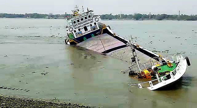 নৌযানের সঙ্গে ধাক্কা লেগে বাংলাদেশের বার্জটি ডুবে যায়। ছবি: ভাস্কর মুখার্জি