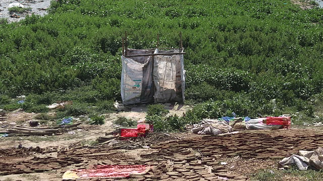 নদীর তীরে শৌচাগার