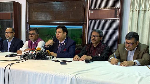 রাষ্ট্রীয় অতিথি ভবন পদ্মায় সংবাদ সম্মেলনে বক্তব্য দেন পররাষ্ট্রমন্ত্রী এ কে আব্দুল মোমেন। এ সময় স্বাস্থ্যমন্ত্রী জাহিদ মালেক (বাঁয়ে) ও পররাষ্ট্র প্রতিমন্ত্রী শাহরিয়ার আলম (ডানে) উপস্থিত ছিলেন। ঢাকা, ১৪ মার্চ। ছবি: পররাষ্ট্র মন্ত্রণালয়ের সৌজন্যে