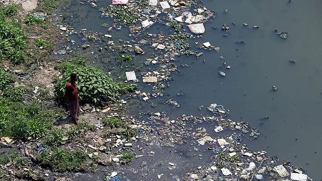 আবর্জনায় ভরে গেছে নদী