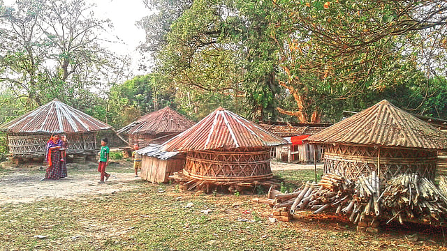 ঝিনাইদহের মহেশপুরের ভবনগরে বিলুপ্তপ্রায় ধানের গোলা। ছবি: প্রথম আলো