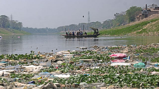 আবর্জনায় ভরা নদীতেই পারাপার