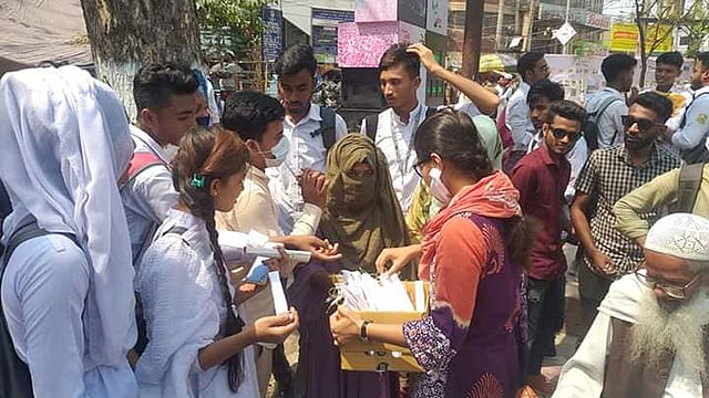 দেশে মাস্কের দাম বাড়ায় বিভিন্ন জায়গায় ছাত্রছাত্রীরা মাস্ক বানিয়ে বিনা মূল্যে বিতরণ করেছে