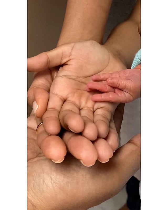 এক ফ্রেমে শিল্পা শেঠির পরিবার। সদ্য জন্ম নেওয়া মেয়ের বয়সও দেখতে দেখতে এক মাস হয়ে গেল। মা ও বাবার নামের সঙ্গে মিলিয়ে সদ্যোজাত কন্যার নাম রাখা হয়েছে সামিশা শেঠি কুন্দ্রা। তবে শিল্পপতি ও শিল্পী দম্পতির এই সন্তানের জন্ম হয়েছে সারোগেসির মাধ্যমে। প্রথম ছেলে জন্মের ৮ বছর পর আবারও মা হয়েছেন তিনি।