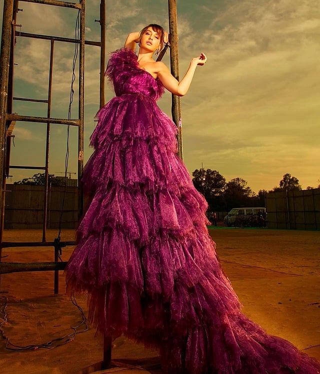 ফটোশ্যুটে নৃত্যশিল্পী নোরা ফাতেহি।