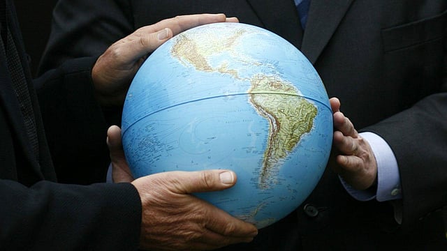 ‘সিস্টেম’ মুদ্রাওয়ালাদের জীবনের আরামটুকুও ঠিকমতো রক্ষা করতে পারছে না। ছবি: রয়টার্স