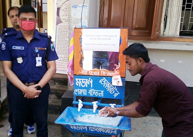 যাঁরা থানায় পুলিশের কাছে সেবা নিতে আসছেন, তাঁদের সাবান দিয়ে হাত ধোয়ার পর ভেতরে ঢোকার অনুমতি দেওয়া হচ্ছে। ছবি: প্রথম আলো