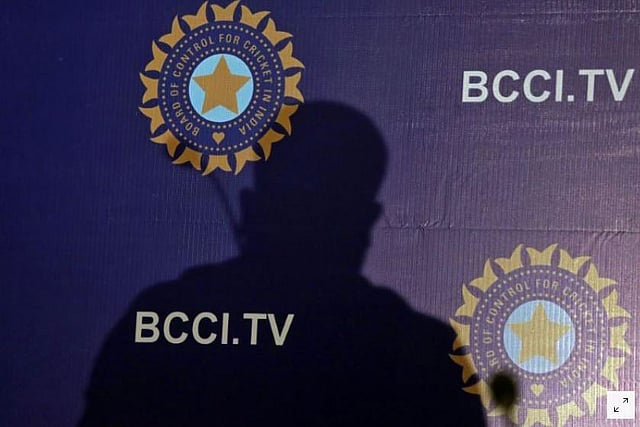 ছবিটি প্রতীকী। বিসিসিআইয়ে করোনার কালো ছায়ায় থমকে গেছে আয়-রোজগার। ছবি: রয়টার্স