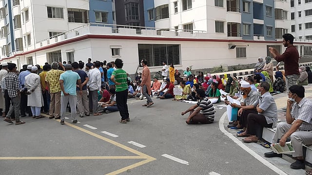 আবাসিক এলাকায় কোয়ারেন্টিন সেন্টার খোলার ব্যাপারে প্রতিবাদ জানাচ্ছেন স্থানীয় লোকজন। ছবি: সংগৃহীত