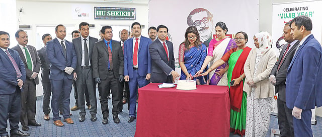 বঙ্গবন্ধুর জন্মশতবার্ষিকী ও ‘মুজিব বর্ষ’ উপলক্ষে কেক কেটে বছরব্যাপী ‘মুজিব বর্ষ’ উদ্যাপনের আনুষ্ঠানিক উদ্বোধন করেন কনসাল জেনারেল।