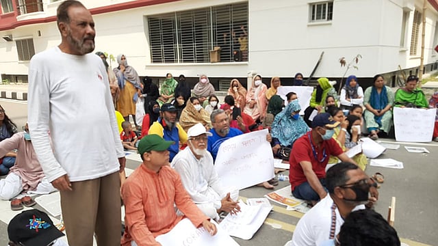 আবাসিক এলাকায় কোয়ারেন্টিন সেন্টার খোলার ব্যাপারে প্রতিবাদ জানাচ্ছেন স্থানীয় লোকজন। ছবি: সংগৃহীত