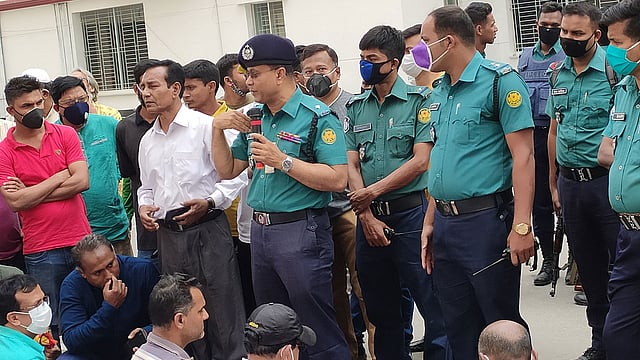 আবাসিক এলাকায় কোয়ারেন্টিন সেন্টার খোলার ব্যাপারে প্রতিবাদ জানাচ্ছেন স্থানীয় লোকজন। ছবি: সংগৃহীত