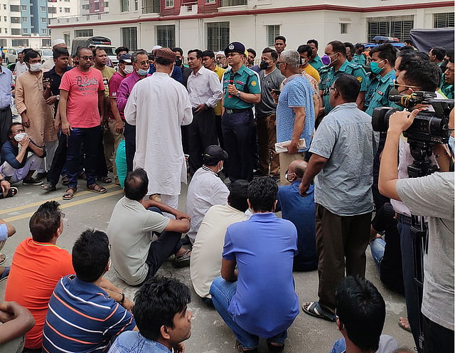 আবাসিক এলাকায় কোয়ারেন্টিন সেন্টার খোলার ব্যাপারে প্রতিবাদ জানাচ্ছেন স্থানীয় লোকজন। ছবি: সংগৃহীত